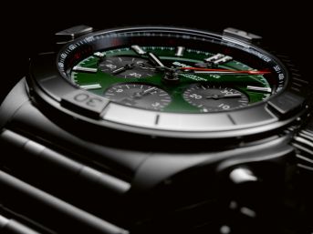 03_Chronomat B01 42 Bentley with a green dial and black contrasting chronograph counters.jpg